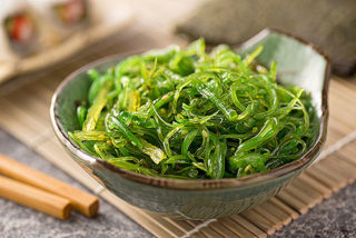 piatto con alga spirulina